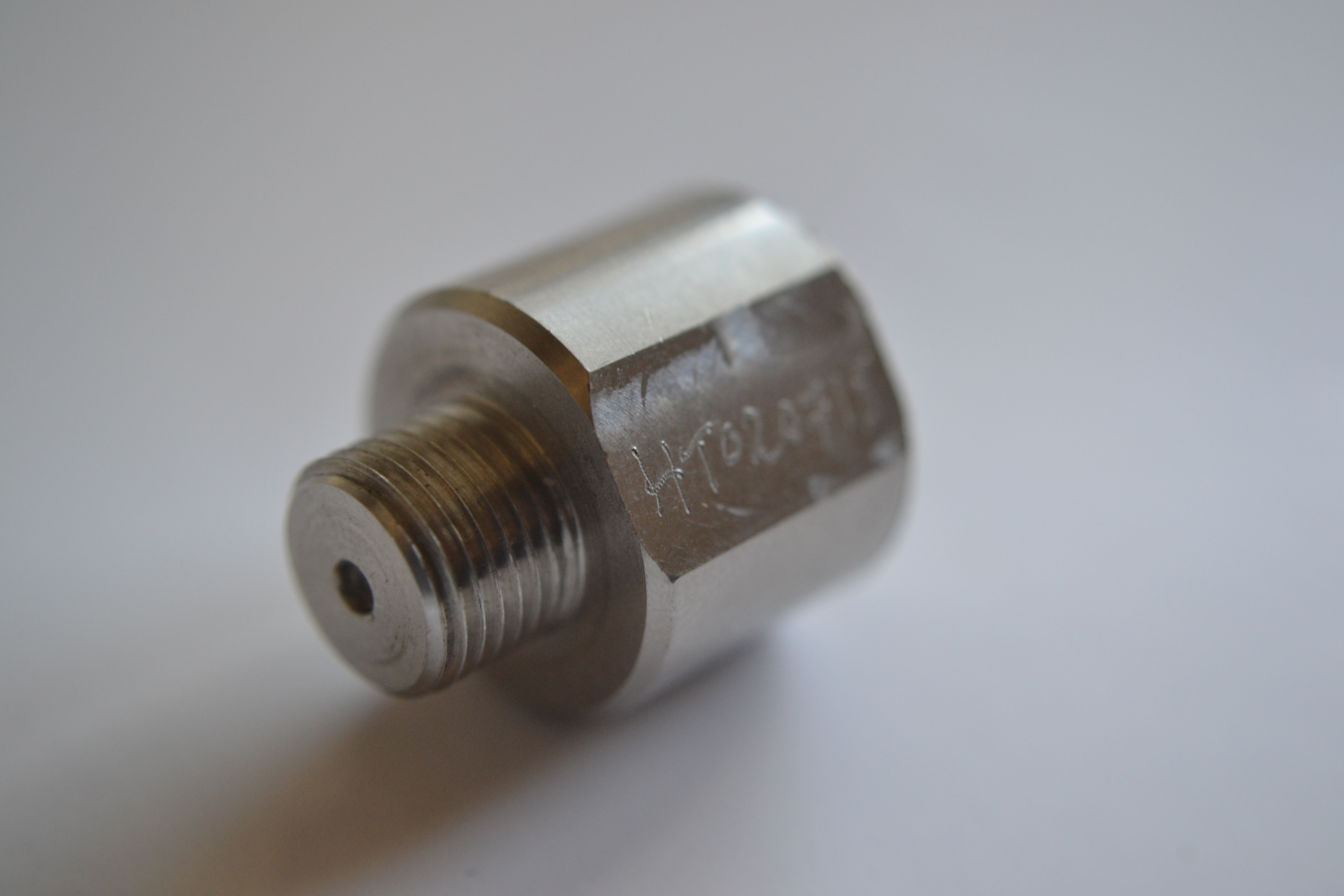 In-line reference leak comprising a stainless-steel sinter contained in a standard stainless steel housing with an 1/8 inch BSPP Male thread at one end and a 1/8 inch BSPP Female thread at the other.